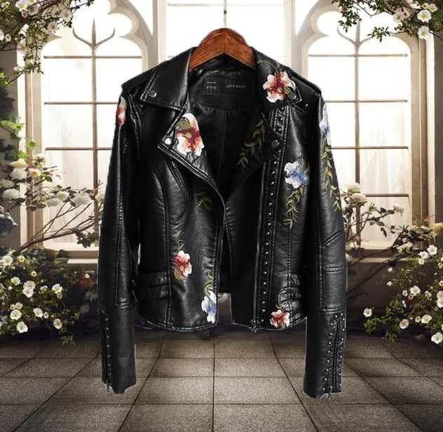 Veste biker femme – coupe ajustée – broderie florale – zip asymétrique – clous