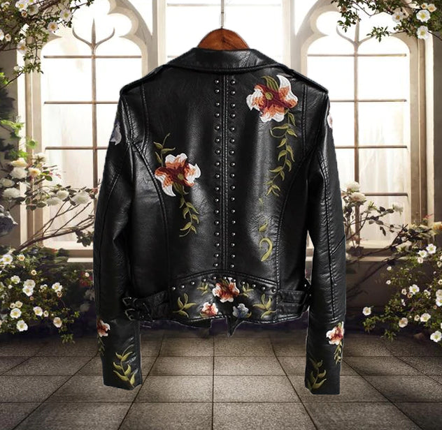 Veste biker femme – coupe ajustée – broderie florale – zip asymétrique – clous