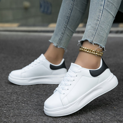 Baskets femme basses – Similicuir lisse – Silhouette classique – Lacets confortables
