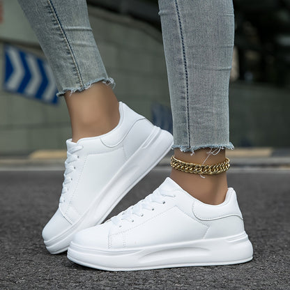 Baskets femme basses – Similicuir lisse – Silhouette classique – Lacets confortables