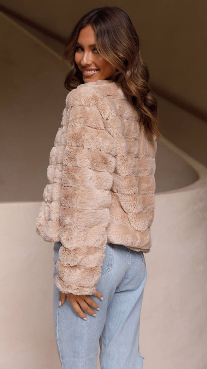 Veste femme courte – Coupe structurée – Design matelassé – Ouverture frontale