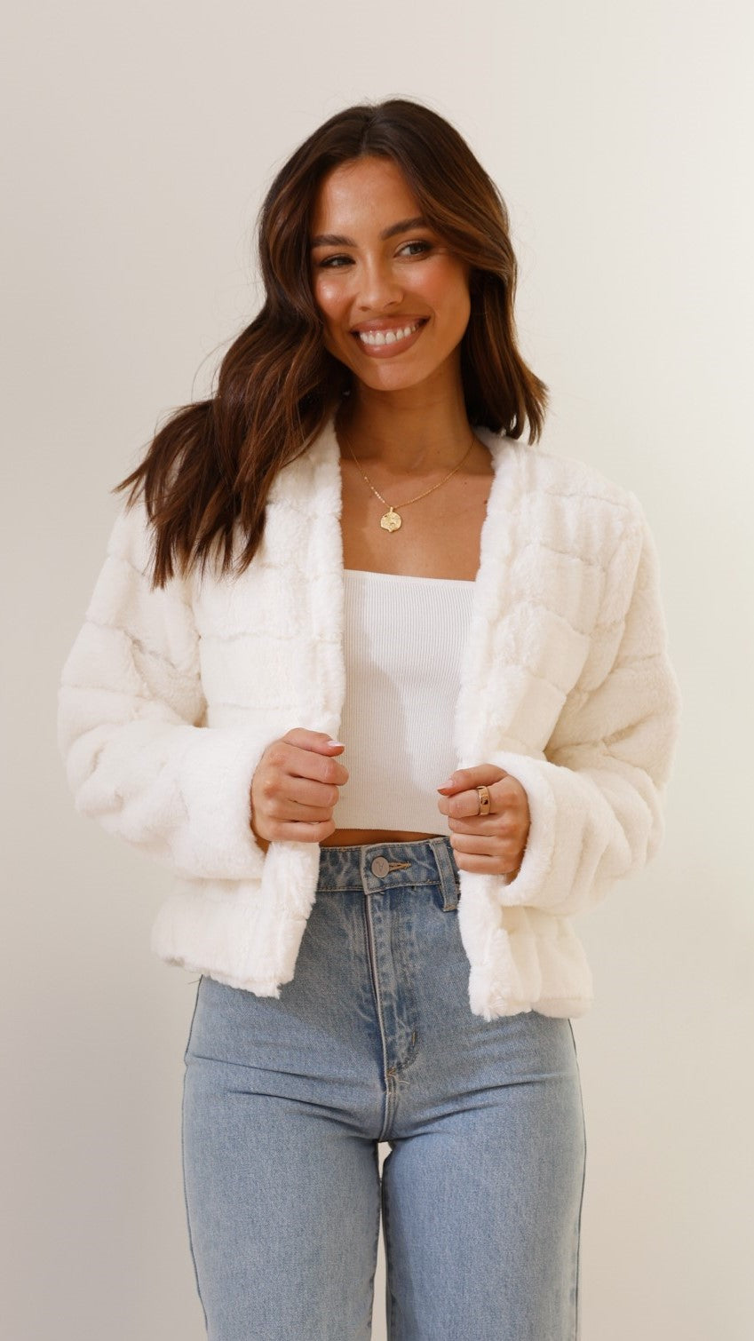 Veste femme courte – Coupe structurée – Design matelassé – Ouverture frontale