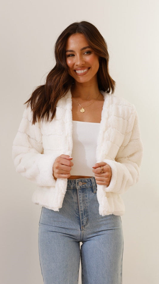 Veste femme courte – Coupe structurée – Design matelassé – Ouverture frontale