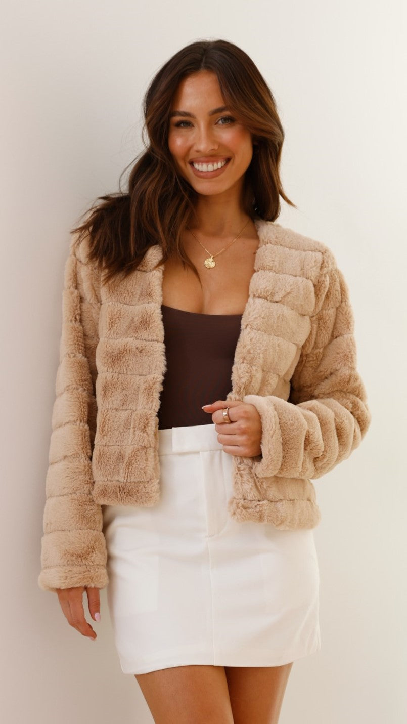 Veste femme courte – Coupe structurée – Design matelassé – Ouverture frontale