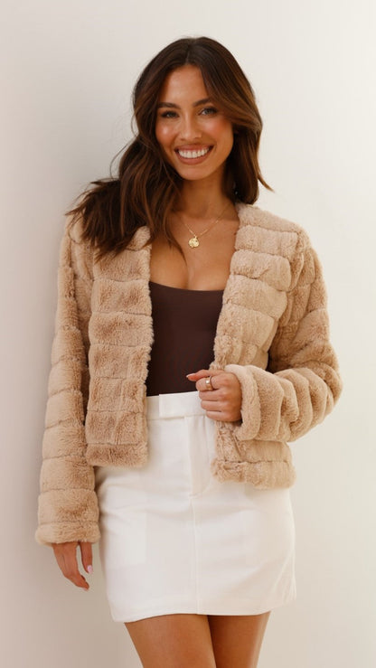 Veste femme courte – Coupe structurée – Design matelassé – Ouverture frontale