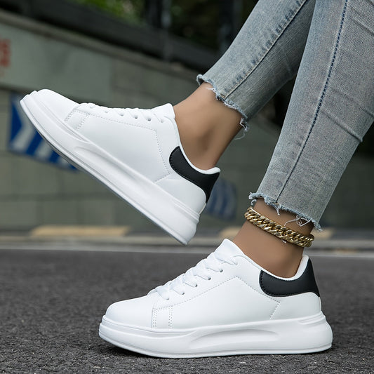 Baskets femme basses – Similicuir lisse – Silhouette classique – Lacets confortables