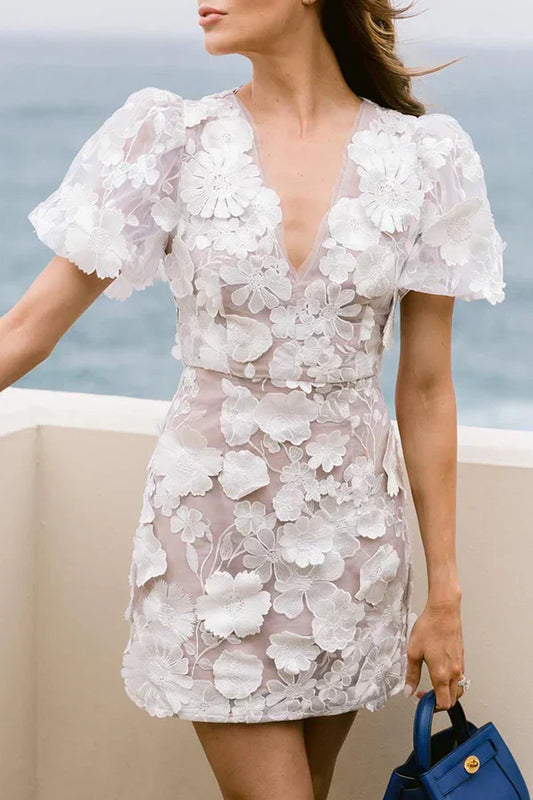 Robe courte femme – Coupe ajustée – Manches bouffantes – Décolleté plongeant – Broderie florale