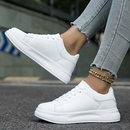 Baskets femme basses – Similicuir lisse – Silhouette classique – Lacets confortables