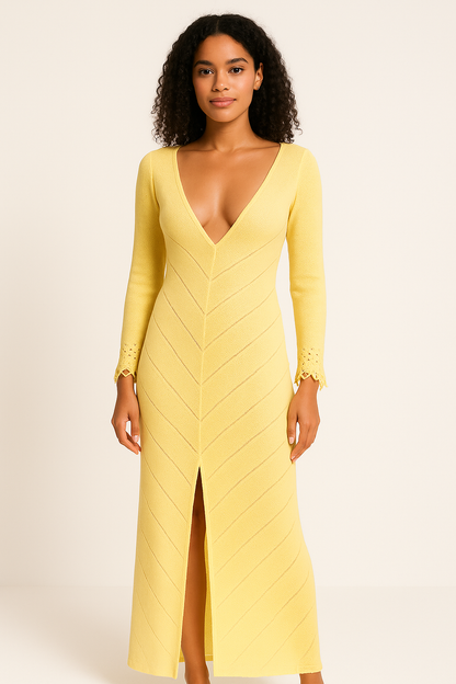 Robe longue femme – Maille douce – Coupe ajustée – Col en V – Fente haute – Manches longues ajourées
