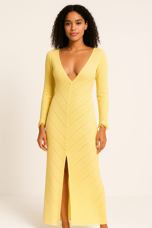 Robe longue femme – Maille douce – Coupe ajustée – Col en V – Fente haute – Manches longues ajourées