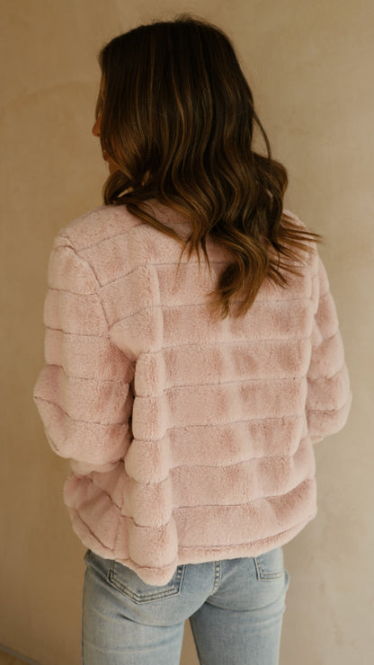 Veste femme courte – Coupe structurée – Design matelassé – Ouverture frontale