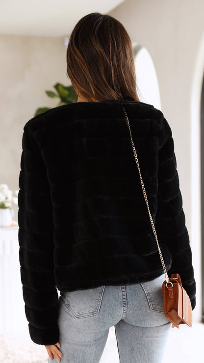Veste femme courte – Coupe structurée – Design matelassé – Ouverture frontale