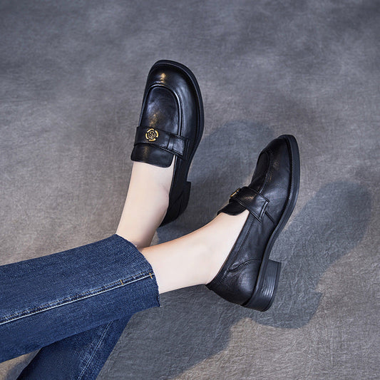Mocassins Femme – Coupe Slim – Bout Mocassiné – Détail Camélia – Talon Plat