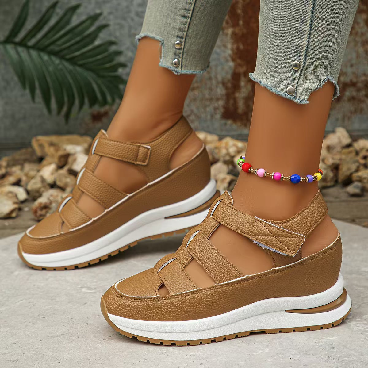 Women's wedge-heel sandals – Closed toe – Cut-out – Adjustable strap – Platform sole
