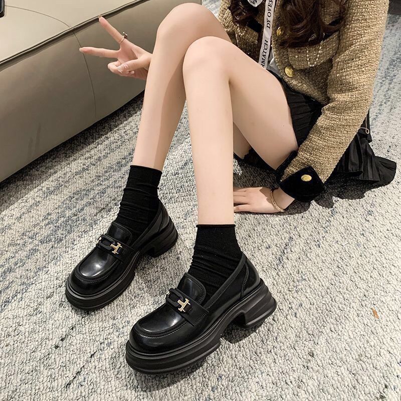 Mocassins femme – Semelle épaisse – Enfilage facile – Finition lisse – Détail métal