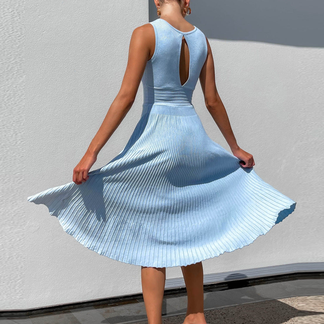 Robe midi femme – Encolure en V – Sans manches – Taille haute – Coupe évasée plissée
