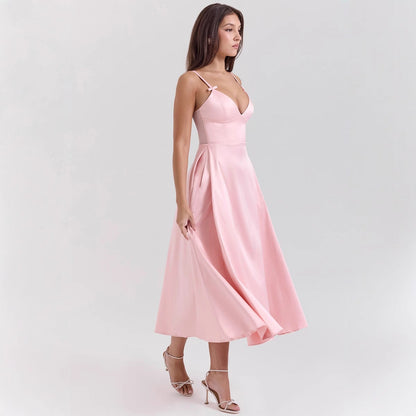 Robe femme satinée – Décolleté en V – Bretelles fines – Coupe évasée mi-longue