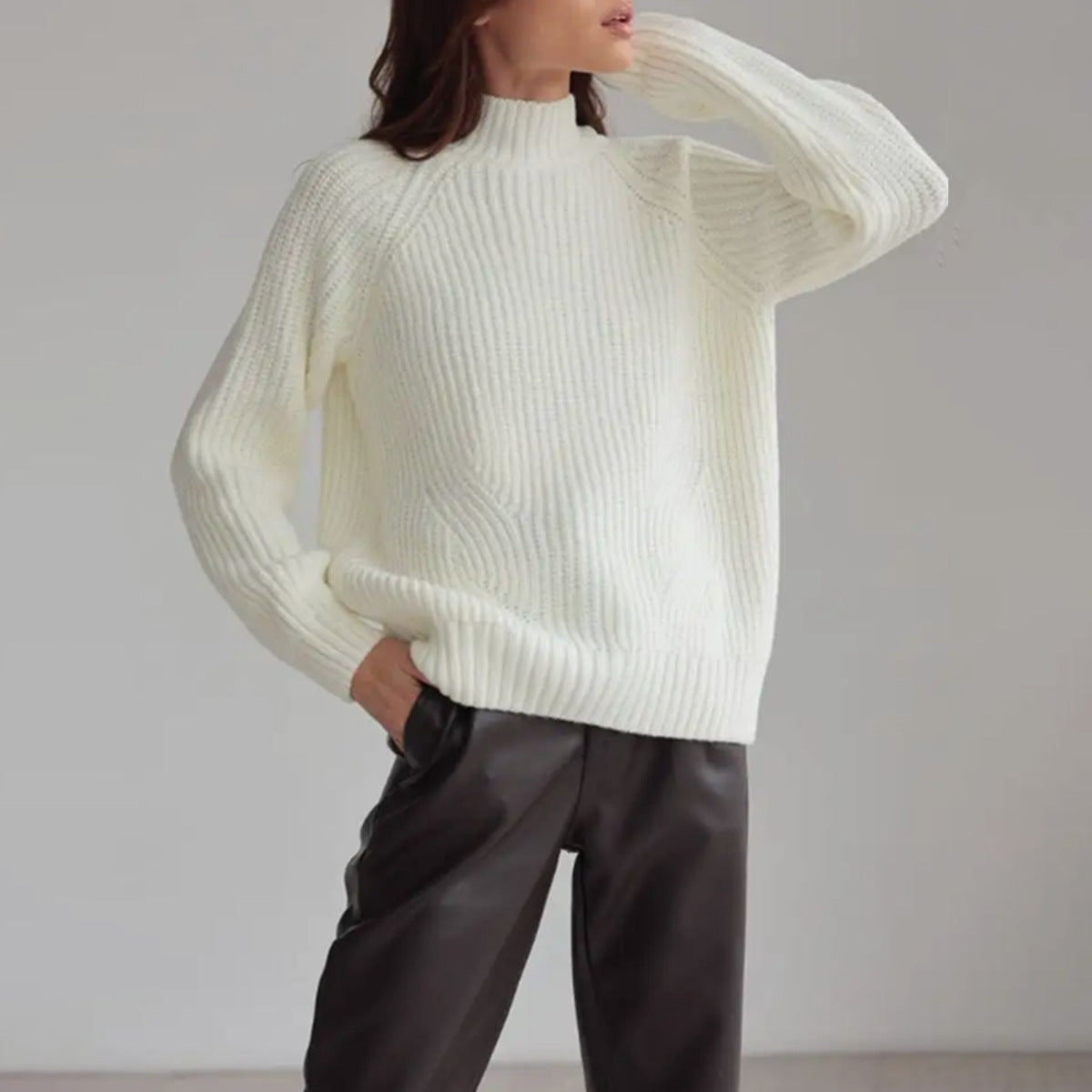 Pull femme – Maille douce – Coupe droite ample – Col montant – Manches raglan côtelées