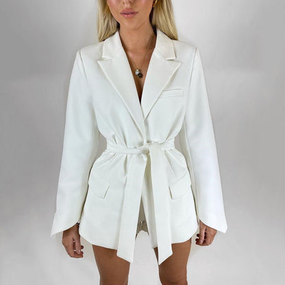 Blazer femme – Coupe longue cintrée – Taille ceinturée – Revers cranté – Poches à rabat