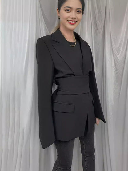 Blazer femme – Coupe longue cintrée – Taille ceinturée – Revers cranté – Poches à rabat