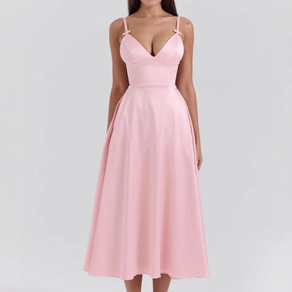 Robe femme satinée – Décolleté en V – Bretelles fines – Coupe évasée mi-longue