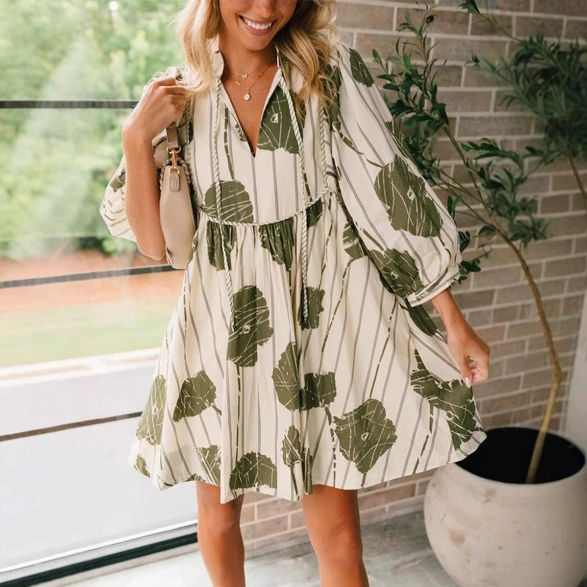 Women's dress – Flowing cut – Floral print – Long sleeves – V-neck – Breathable fabric
