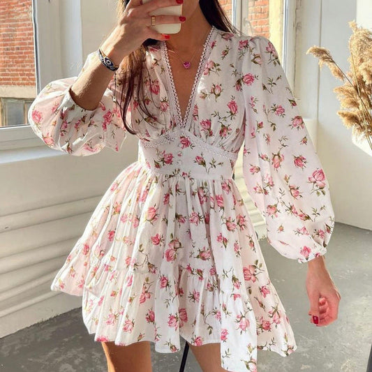Robe courte femme – coupe évasée – col V dentelle – manches bouffantes florales