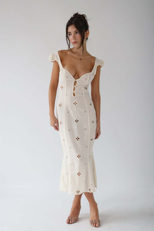 Robe femme midi – Coupe ajustée – Broderies ajourées – Manches courtes – Décolleté V