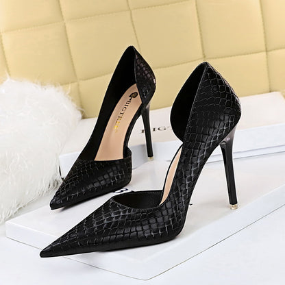 Women's pumps – Stiletto heel – Pointed toe – Luxury textured finish – Elegant cut