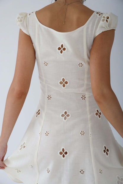 Robe femme midi – Coupe ajustée – Broderies ajourées – Manches courtes – Décolleté V