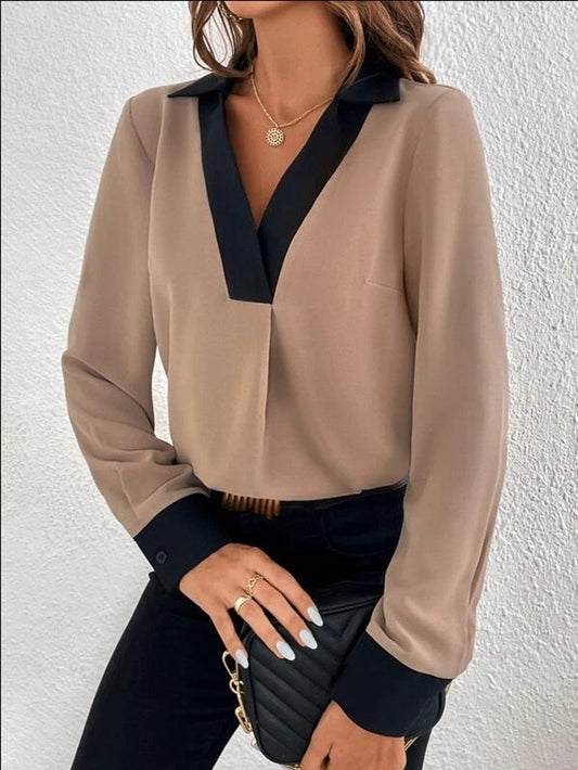 Blouse femme – Tissu respirant – Coupe fluide structurée – Col V liseré contrasté