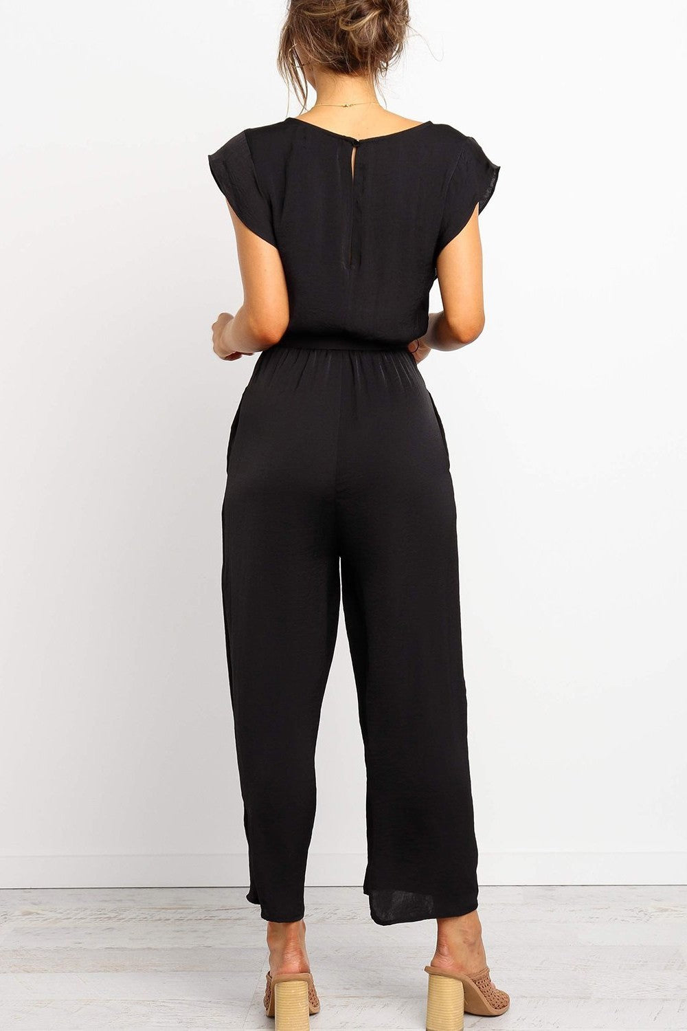Women's jumpsuit – Loose fit – V-neck – Self-tie belt – Short sleeves – Pockets