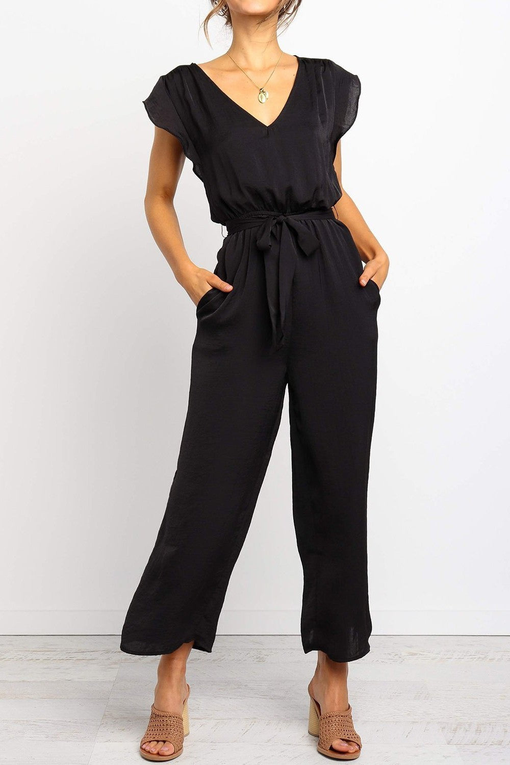 Women's jumpsuit – Loose fit – V-neck – Self-tie belt – Short sleeves – Pockets