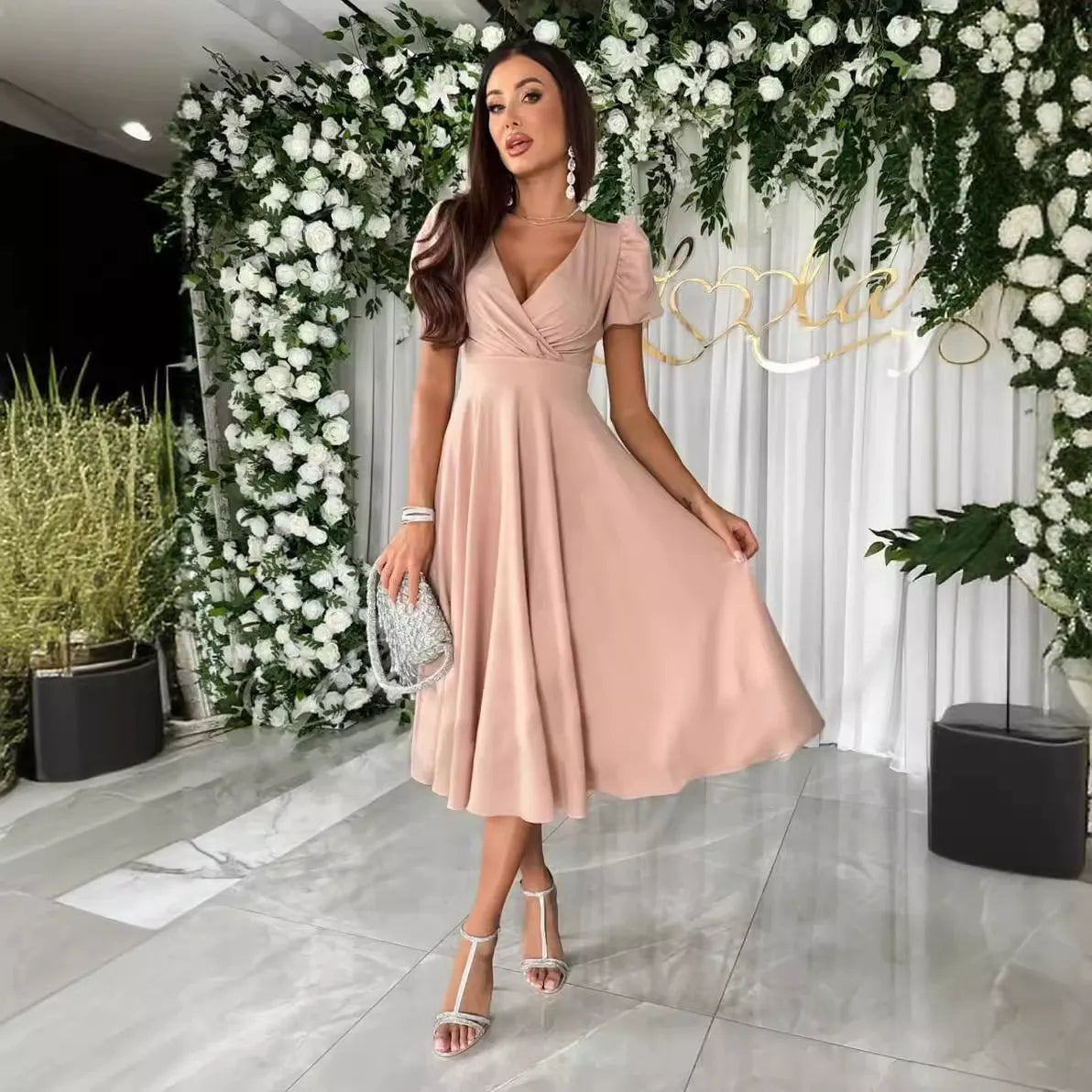 Women's mid-length dress – A-line cut – V-neck – Short puff sleeves – Elegant