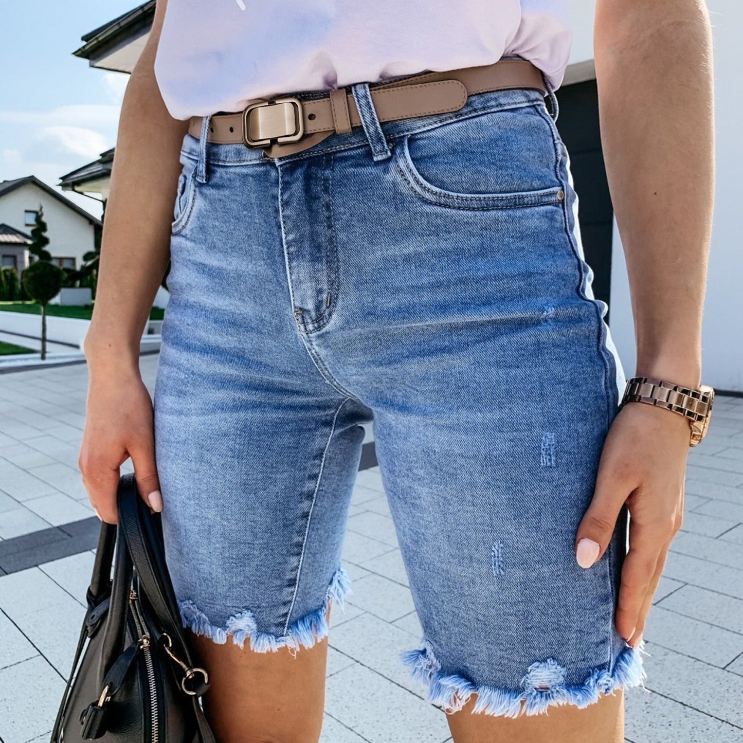 Women's denim shorts – Mid-rise waist – Straight cut – Distressed effect – Frayed hem