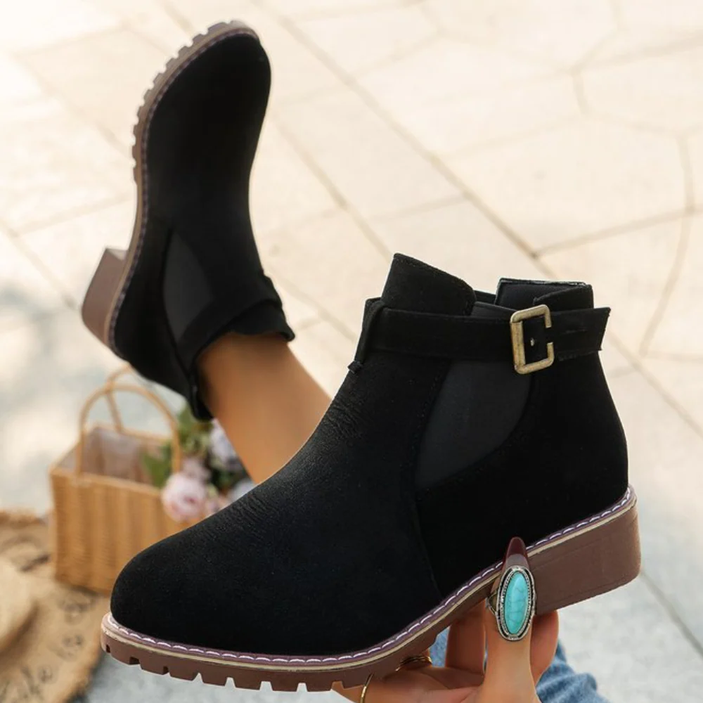 Bottines femme – Texture suédée – Bride à boucle – Panneau élastique – Semelle crantée