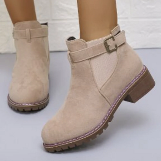 Bottines femme – Texture suédée – Bride à boucle – Panneau élastique – Semelle crantée