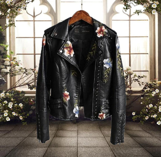 Veste biker femme – coupe ajustée – broderie florale – zip asymétrique – clous